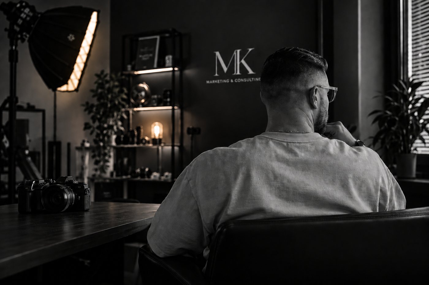 Blick über die Schulter von Maik Klemmer auf Kamera und Studioregal